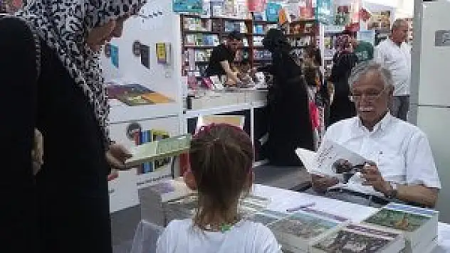 Çocuklar Peygamberi anlatan kitapları okuyor