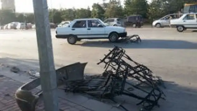 Otomobil karşı şeritteki araca çarptı 2 yaralı