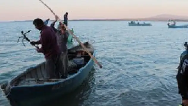 Serinlemek isteyen genç gölde kayboldu!