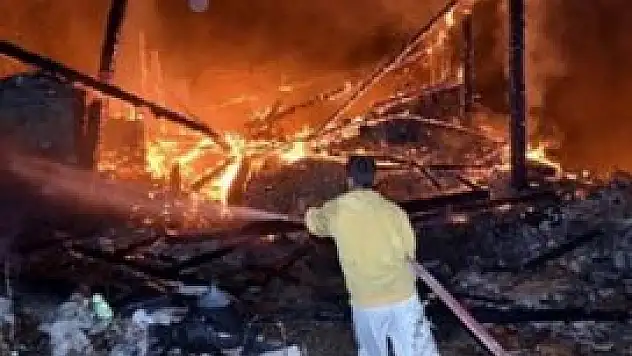 Televizyon patladı 4 ev kül oldu