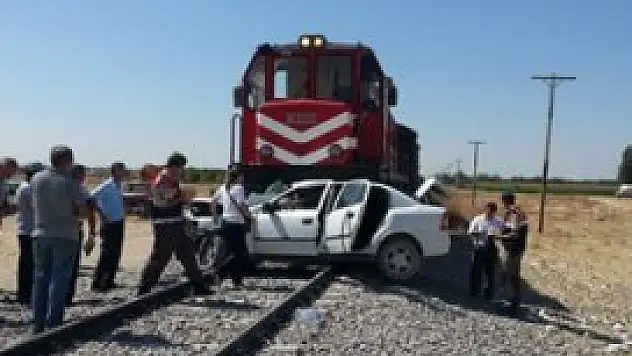Tren otomobili biçti 2 ölü 1 yaralı!
