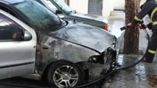 Konya'da park halindeki otomobil yandı!