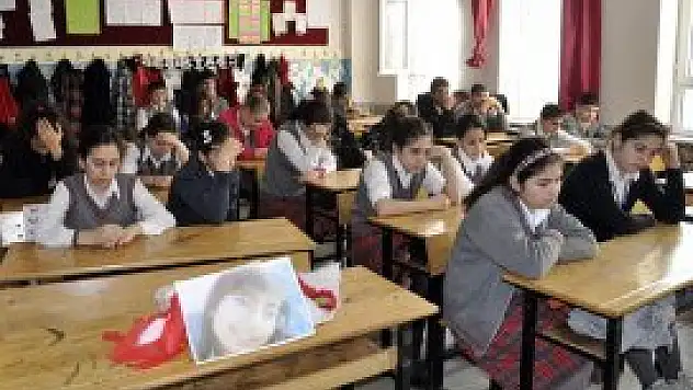 Öldürülen kızın okulunda hüzün