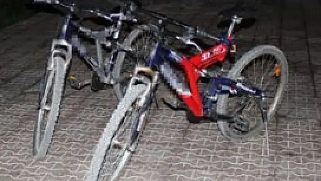 Öğrencilerin bisikletlerini çaldı