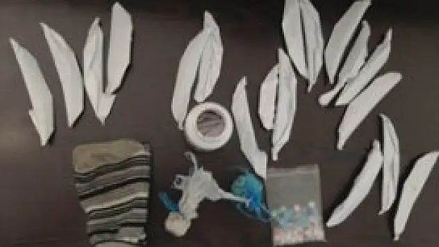 Yola attığı poşetten uyuşturucu çıktı