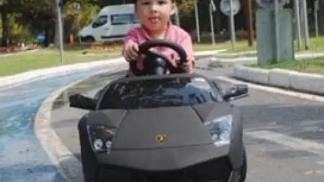 Oğlu için son model araba yaptı