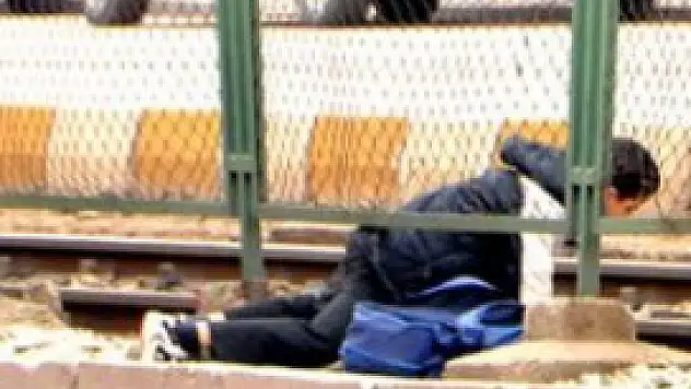 Okullarına sürünerek gidiyorlar