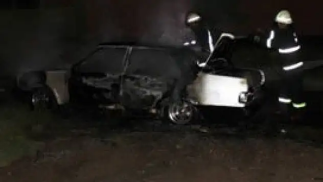 Park halindeki otomobil alev alev yandı