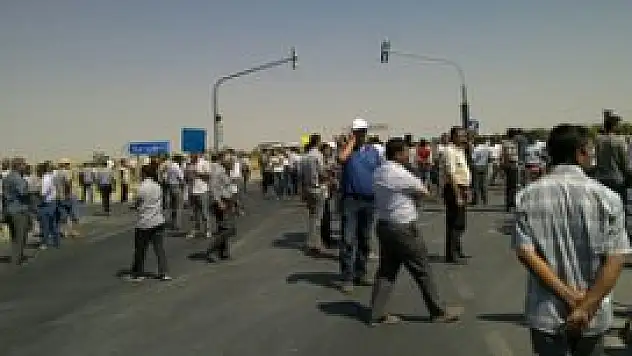 Altınekinli Çiftçiler yolu trafiğe kapattı