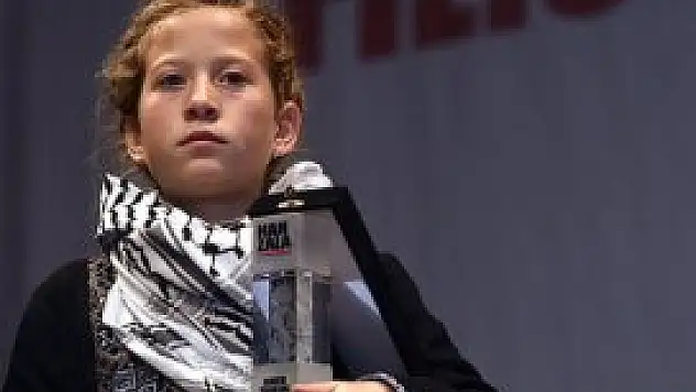 Cesur kız ödülünü aldı