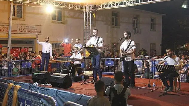 Grup Yürüyüş'ten 15 Temmuz'a şarkılı tepki