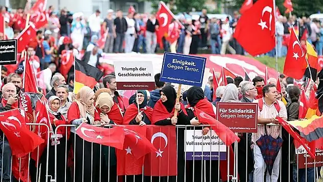 Avrupalı Türkler Köln'de demokrasi mitingi için buluştu