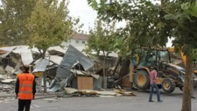 Konya'da seyyar satıcıların barakaları yıkıldı