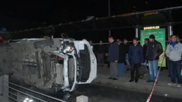 Metrobüs durağına devrildi