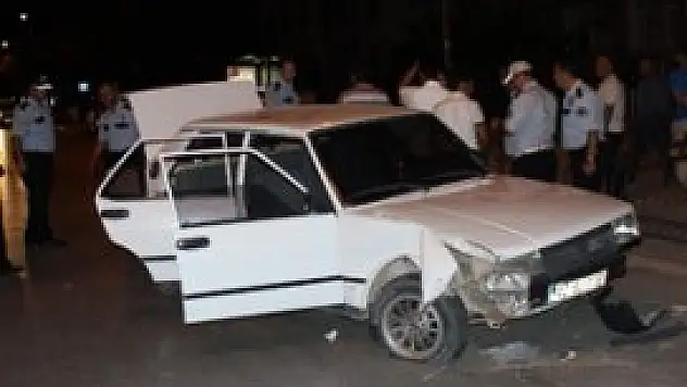 Dur ihtarına uymayan alkollü sürücü kaza yaptı