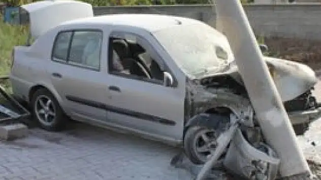 Direğe çarpan otomobil alev aldı