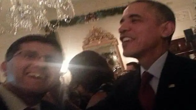 Obama darbecilerle selfie yaptı