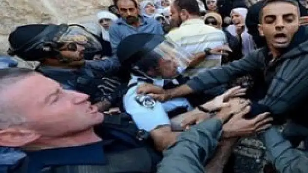 Yahudi yerleşimciler Mescid-i Aksa'ya zorla girdi