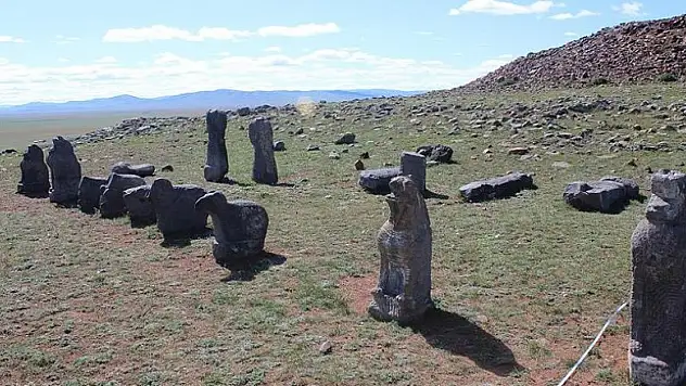 Moğolistan'da arkeolojik kazılarda eski Türklerin taş heykelleri bulundu