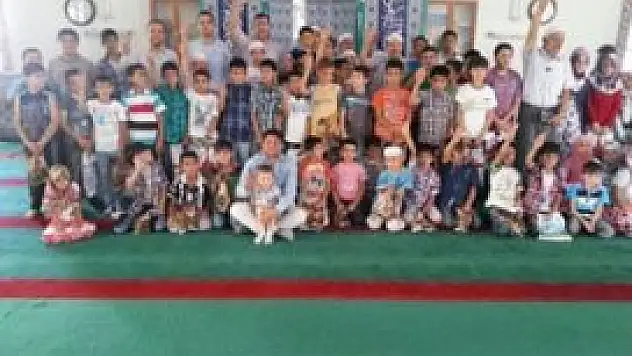 'Bu Yaz Camideyim' projesinde hediyeler dağıtıldı