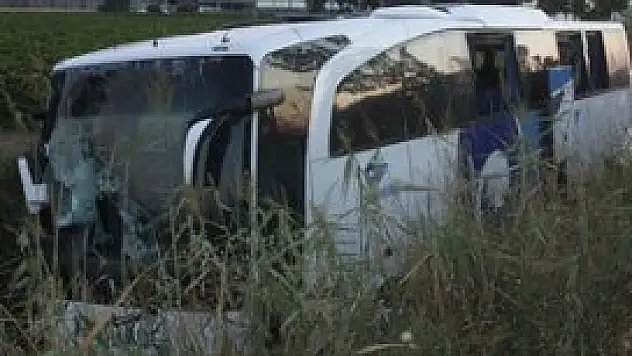 Yolcu otobüsü devrildi: 46 yaralı