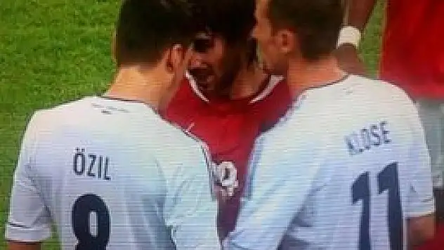 Veli Kavlak ile Mesut Özil birbirine girdi