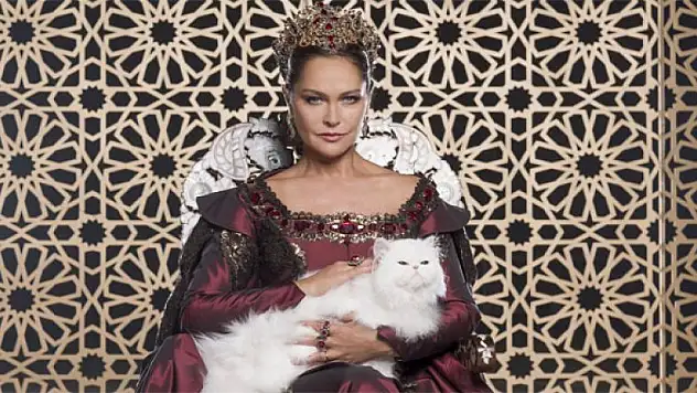 Hülya Avşar ülkeyi terk ediyor