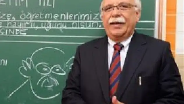 Tahtadaki karikatüre dikkat