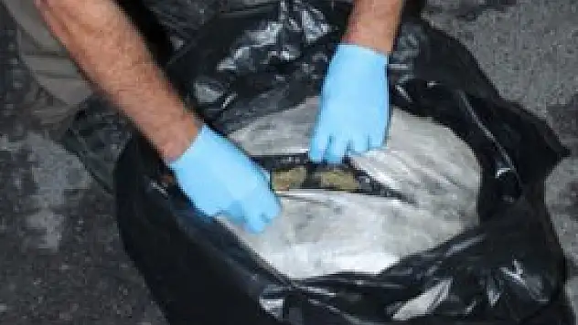 Otomobilden 32 kilo esrar çıktı