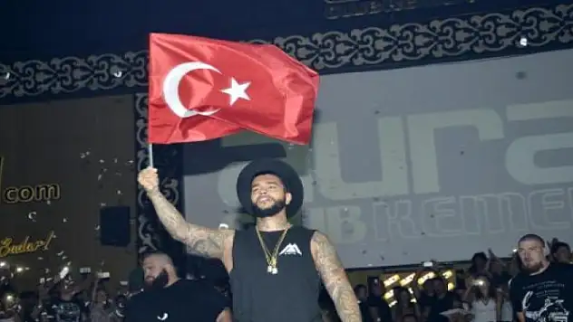 Rus şarkıcı konserinde Türk bayrağı salladı