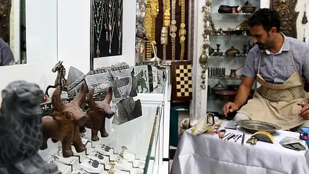 Üç bin yıllık tarihi, taş ve takılara işliyor