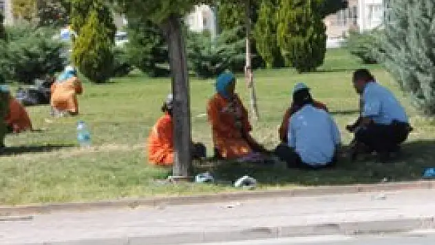 Konya'da otomobil işçilere çarptı 1 ölü 2 yaralı