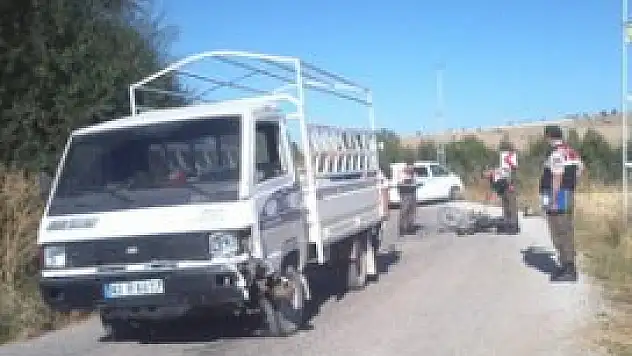 Kamyonetle motosiklet çarpıştı 2 yaralı