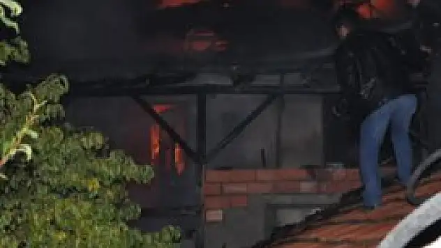 Komşular iki aileyi yanmaktan kurtardı