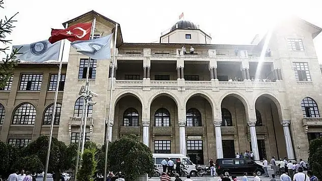 O üniversitenin eski dekanı tutuklandı!