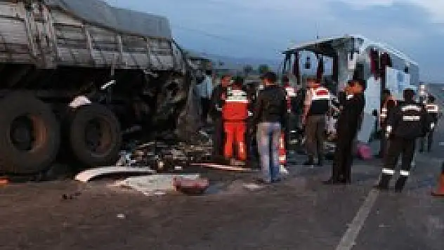 Yolcu otobüsü kamyonla çarpıştı: 6 ölü, 27 yaralı