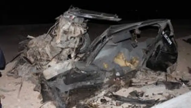 İki otomobil kafa kafaya çarpıştı!