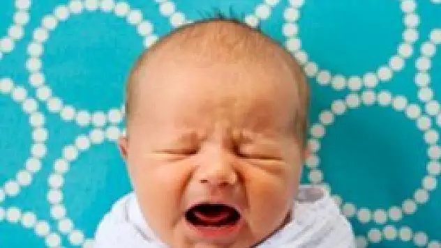 Yeni doğan bebeği bırakın ağlasın