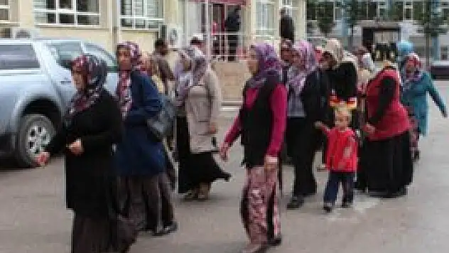 Okulu değiştirilen öğrencilerin velileri ücretsiz servis istedi