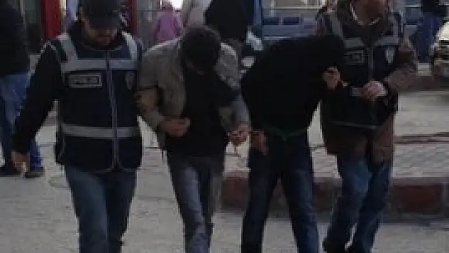 Çelik kasayı götürmek için otomobili de çaldılar