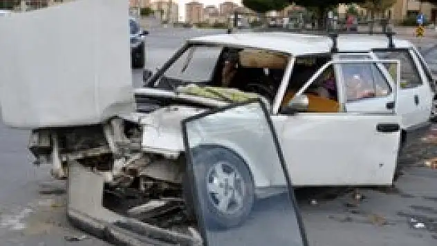 Ambulans otomobille çarpıştı 5 yaralı