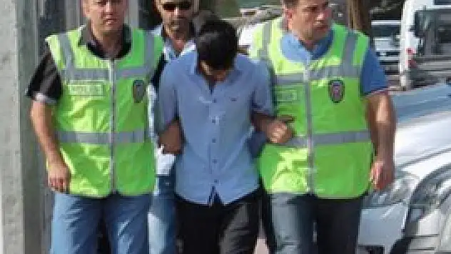 Yanan apartmandan hırsızlık yaptılar