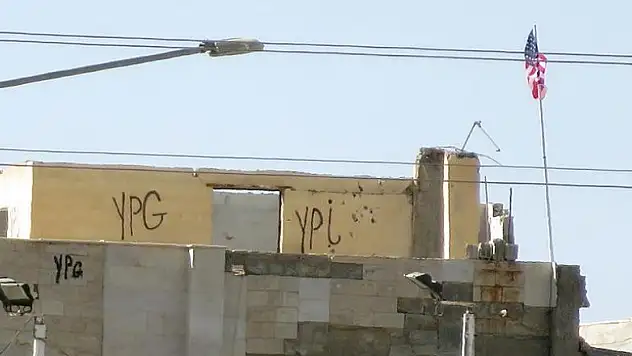 PYD 'karargahı'ndaki ABD bayrakları halen yerinde