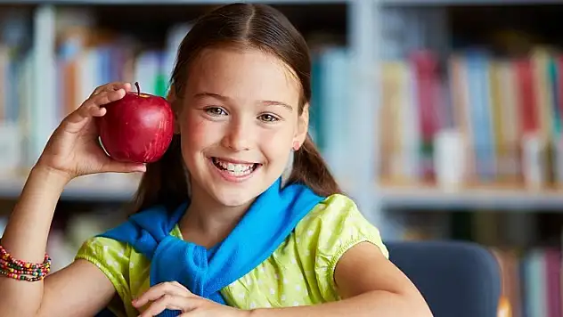 Çantasına bir diş seti ve bir elma koyun