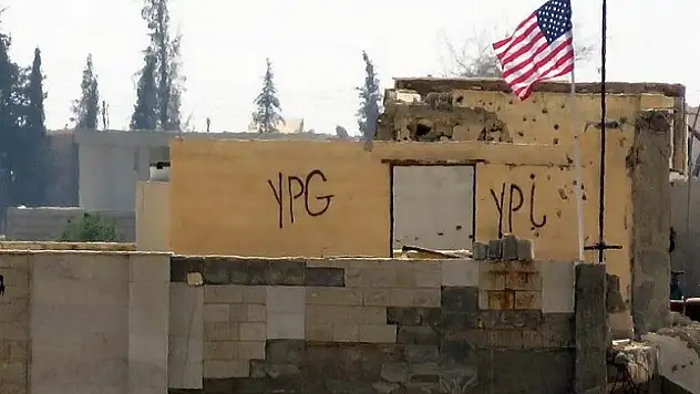 PYD binasındaki ABD bayrağı yerinde duruyor