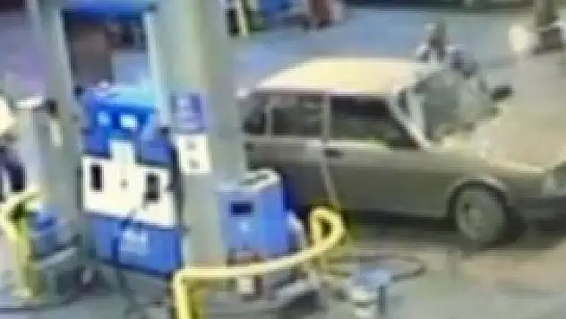 Çaldığı otomobilin yakıtı bitince iteledi