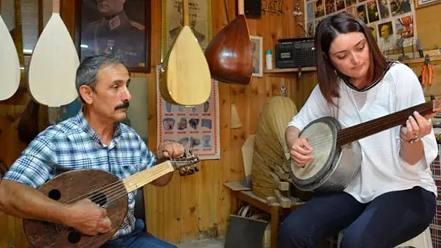 Ürettiği ve çaldığı sazın eğitimini de veriyor