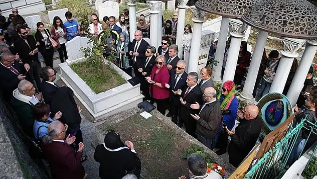 'Sanat Güneşi' Zeki Müren kabri başında anıldı