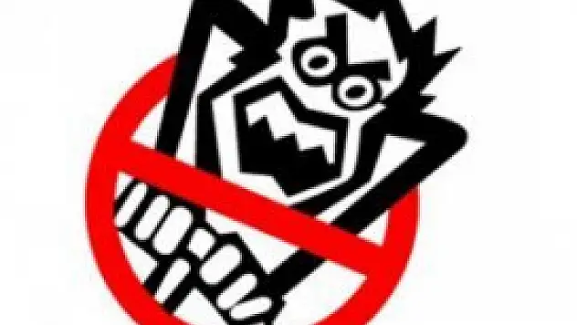 Karaman'da trenle hafif ticari araç çarpıştı : 1 yaralı 