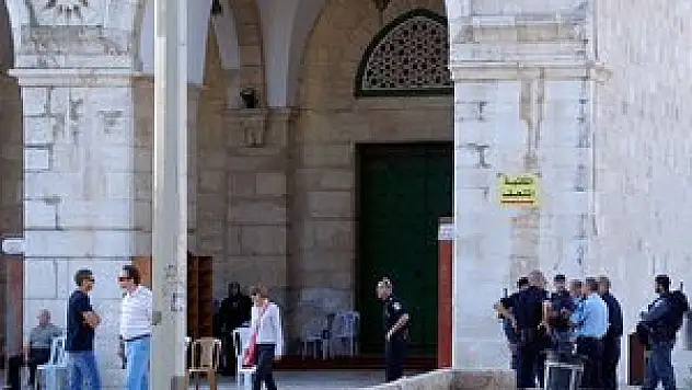 İsrail El-Aksa görevlisini gözaltına aldı